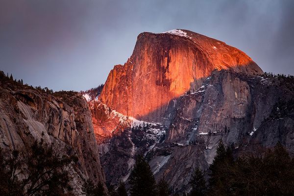 Collins, Ann 아티스트의 USA-California-Yosemite National Park Sunset light hits Half Dome in winter작품입니다.